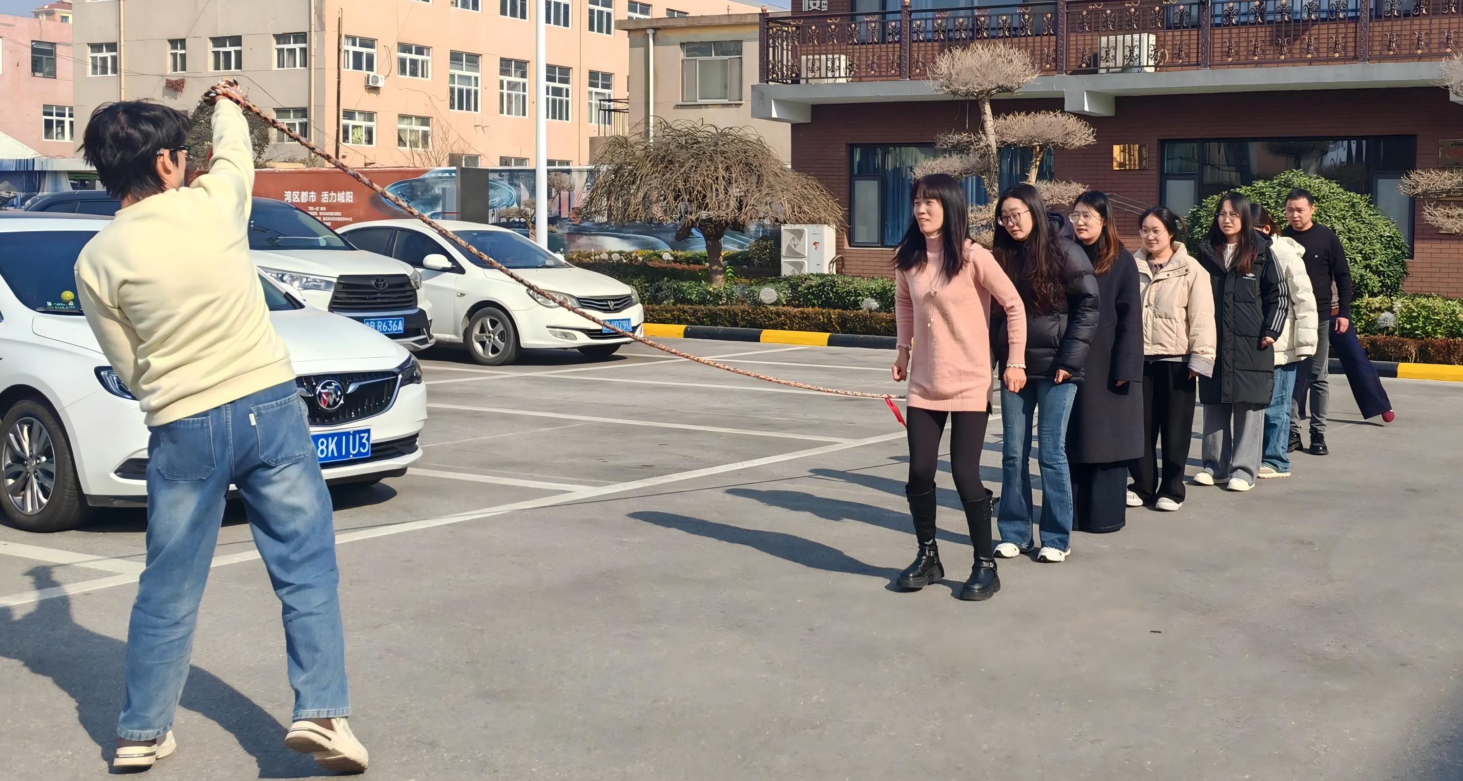 Маотонг држи забавно потезање конопа и конопац за прескакање